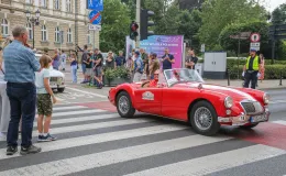 na zdjęciu osoby i samochody podczas konkursu elegancji
