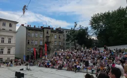 na zdjęciu linoskoczek