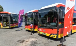 na zdjęciu autobusy i zaproszeni goście 