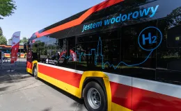 na zdjęciu autobusy i zaproszeni goście 