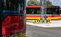 na zdjęciu autobusy i zaproszeni goście 
