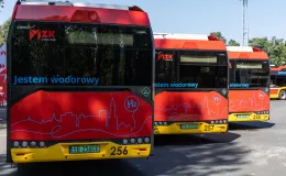 na zdjęciu autobusy i zaproszeni goście 