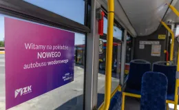 na zdjęciu autobusy i zaproszeni goście 