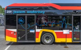 na zdjęciu autobusy i zaproszeni goście 