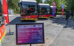 na zdjęciu autobusy i zaproszeni goście 