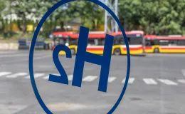 na zdjęciu autobusy i zaproszeni goście 