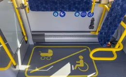 na zdjęciu autobusy i zaproszeni goście 