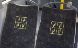 na zdjęciu autobusy i zaproszeni goście 