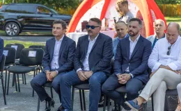 na zdjęciu autobusy i zaproszeni goście 