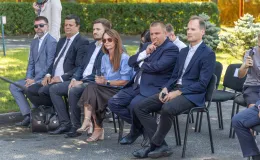 na zdjęciu autobusy i zaproszeni goście 