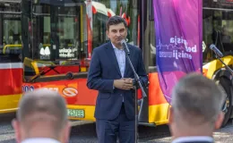 na zdjęciu autobusy i zaproszeni goście 