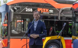 na zdjęciu autobusy i zaproszeni goście 