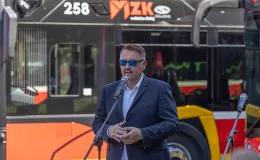 na zdjęciu autobusy i zaproszeni goście 
