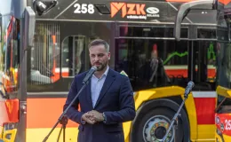 na zdjęciu autobusy i zaproszeni goście 