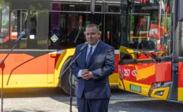 na zdjęciu autobusy i zaproszeni goście 