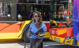 na zdjęciu autobusy i zaproszeni goście 