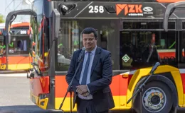 na zdjęciu autobusy i zaproszeni goście 