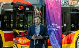 na zdjęciu autobusy i zaproszeni goście 
