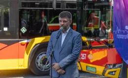 na zdjęciu autobusy i zaproszeni goście 