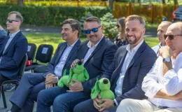 na zdjęciu autobusy i zaproszeni goście 