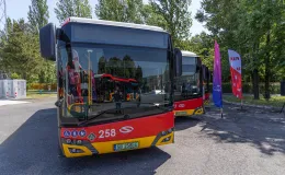na zdjęciu autobusy i zaproszeni goście 
