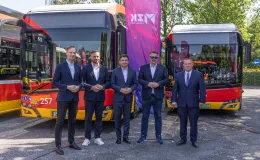 na zdjęciu autobusy i zaproszeni goście 