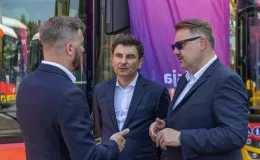 na zdjęciu autobusy i zaproszeni goście 