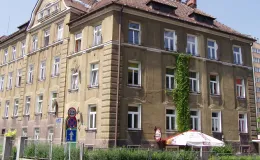 Budynek przy ul. A. Osuchowskiego 2 widok elewacji przed remontem.