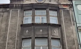 Kamienica przy ul. Wzgórze 22 elewacja przed remontem. 