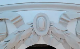 Kamienica przy ul. Wzgórze 22 widok detalu elewacji po remoncie. 