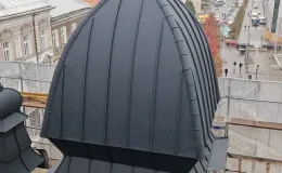 Kamienica przy 11 Listopada 36 widok na zrekonstruowany hełm na dachu.