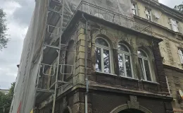 Dom przy ul. Krakowskiej 10 widok na podcień elewacji tylnej przed remontem. 