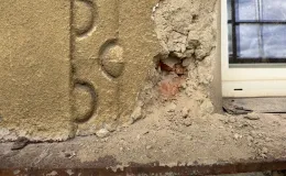 Budynek przy ul. A. Osuchowskiego 2 widok detalu elewacji przed remontem.