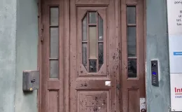 Kamienica przy ul. Wzgórze 22 stolarka drzwi przed remontem. 