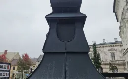 Kamienica przy 11 Listopada 36 montaż sterczyny na dachu.