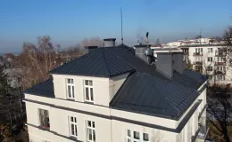 Dom przy ul. Krakowskiej 10 widok na dach po remoncie. 