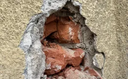 Budynek przy ul. A. Osuchowskiego 2 widok ubytków elewacji przed remontem.