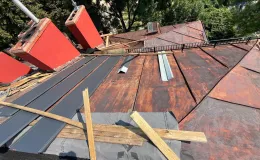 Dom przy ul. Krakowskiej 10 pokrycie dachowe przed remontem. 