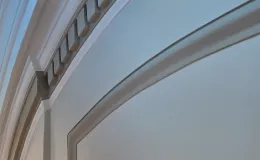Kamienica przy ul. Wzgórze 22 widok detalu elewacji po remoncie. 