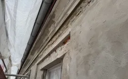 Budynek przy ul. A. Osuchowskiego 2 uzupełnianie detali oraz tynków. 