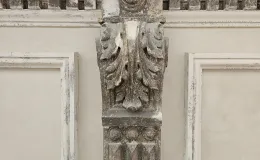 Kamienica przy 3 Maja 23 widok detalu elewacji w trakcie czyszczenia i uzupełniania. 