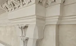 Kamienica przy 11 Listopada 4 widok detalu elewacji w trakcie czyszczenia i uzupełniania.