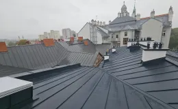 Kamienica przy 11 Listopada 36 widok na nowe pokrycie dachowe.