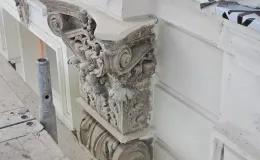 Kamienica przy 3 Maja 23 widok detalu elewacji w trakcie czyszczenia i uzupełniania. 