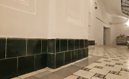 Kamienica przy 11 Listopada 4 widok posadzki ceramicznej w sieni po remoncie.
