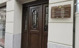 Kamienica przy ul. Wzgórze 22 widok stolarki drzwiowej po renowacji. 