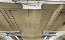 Budynek przy ul. A. Osuchowskiego 2 widok detalu elewacji przed remontem.