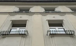 Budynek przy ul. A. Osuchowskiego 2 widok na detal elewacji po remoncie.
