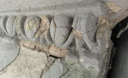Kamienica przy ul. Słowackiego 21 widoczny destrukt detali na elewacji. 