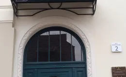 Budynek przy ul. A. Osuchowskiego 2 widok na portal wejściowy po remoncie.